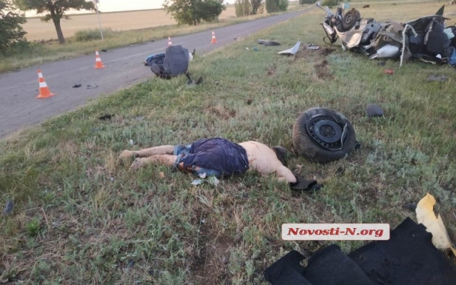 На трассе в районе Рыбаковки произошла жуткая авария: автомобиль разорвало пополам, водитель и пассажир – погибли Фото № 3 На трассе в районе Рыбаковки произошла жуткая авария: автомобиль разорвало пополам, водитель и пассажир – погибли Фото № 3