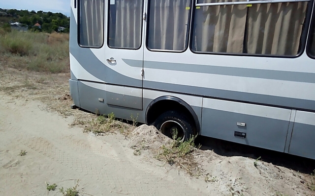На помощь пришли спасатели: в Николаевском области пассажирский автобус и два автомобиля застряли на бездорожье Фото № 0 На помощь пришли спасатели: в Николаевском области пассажирский автобус и два автомобиля застряли на бездорожье Фото № 0