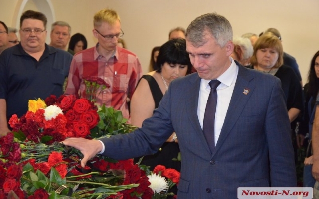 Жители Николаева простились с известным журналистом Игорем Похом Фото № 0 Жители Николаева простились с известным журналистом Игорем Похом Фото № 0