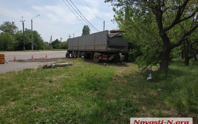 В Николаеве на перегоне грузовик с прицепом врезался в столб, чудом удалось избежать жертв Фото № 1 В Николаеве на перегоне грузовик с прицепом врезался в столб, чудом удалось избежать жертв Фото № 1