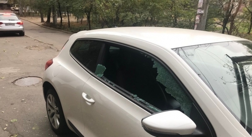 Ночью неизвестные повредили автомобиль за политическую деятельность хозяина Фото № 0 Ночью неизвестные повредили автомобиль за политическую деятельность хозяина Фото № 0