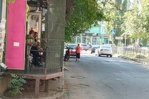 Николаевцам приходится обходить пристройку к кафе по проезжей части Фото № 0 Николаевцам приходится обходить пристройку к кафе по проезжей части Фото № 0
