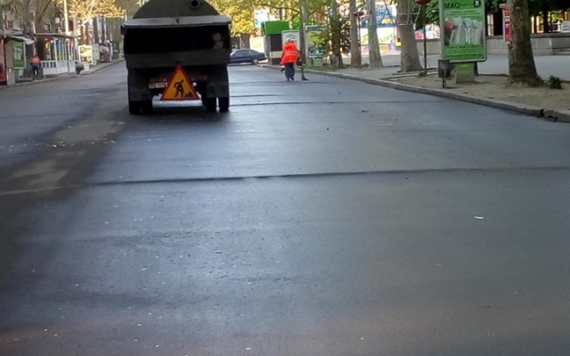 На Соборной коммунальщики наводят санитарный порядок Фото № 0 На Соборной коммунальщики наводят санитарный порядок Фото № 0