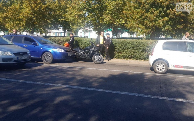 На Центральном проспекте произошла авария с участием мотоцикла и двух автомобилей Фото № 4 На Центральном проспекте произошла авария с участием мотоцикла и двух автомобилей Фото № 4