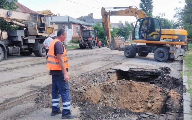 В Николаеве асфальтовое покрытие провалилось под землю Фото № 1 В Николаеве асфальтовое покрытие провалилось под землю Фото № 1