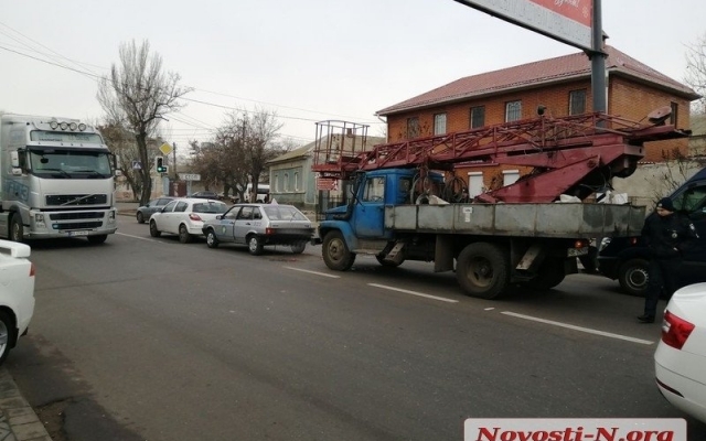 В центре Николаева пьяный водитель автовышки врезался в учебный ВАЗ и «Опель» Фото № 4 В центре Николаева пьяный водитель автовышки врезался в учебный ВАЗ и «Опель» Фото № 4