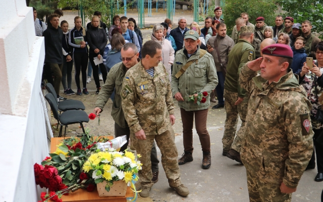 В Николаеве открыли мемориальную доску Николаю Гуцаленко, который погиб во время проведения антитеррористической операции Фото № 7 В Николаеве открыли мемориальную доску Николаю Гуцаленко, который погиб во время проведения антитеррористической операции Фото № 7