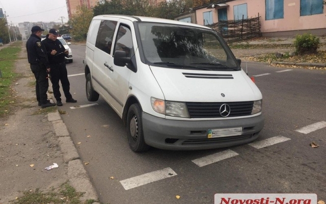 На Электронной на дороге под асфальт передним колесом провалился микроавтобус Фото № 4 На Электронной на дороге под асфальт передним колесом провалился микроавтобус Фото № 4