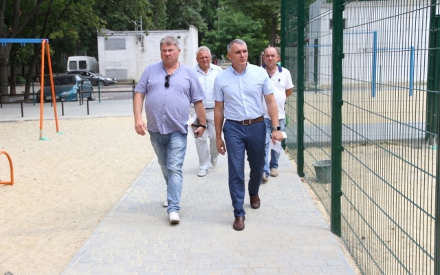 В Николаеве ребенок травмировался на новенькой детской площадке Фото № 2 В Николаеве ребенок травмировался на новенькой детской площадке Фото № 2