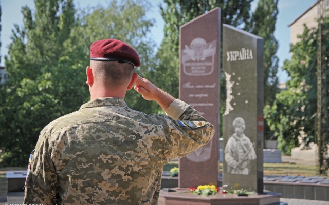 Жители Николаева почтили память павших десантников Фото № 11 Жители Николаева почтили память павших десантников Фото № 11