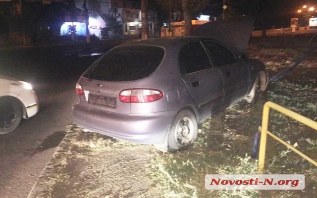 Возле николаевского автовокзала автомобиль снес ограждение Фото № 3 Возле николаевского автовокзала автомобиль снес ограждение Фото № 3
