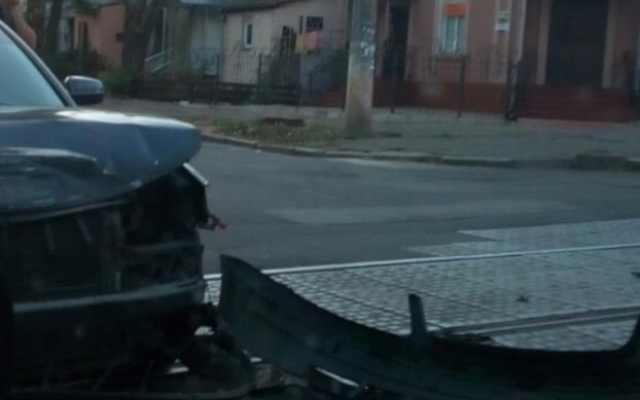 На Пограничной автомобиль врезался в трамвай Фото № 1 На Пограничной автомобиль врезался в трамвай Фото № 1
