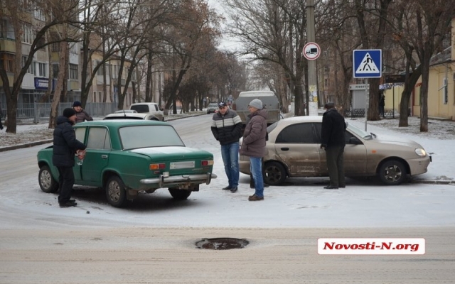 На пересечении улиц Никольской и Фалеевской в Николаеве произошло ДТП Фото № 0 На пересечении улиц Никольской и Фалеевской в Николаеве произошло ДТП Фото № 0