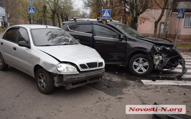 На Южной столкнулись два автомобиля Фото № 1 На Южной столкнулись два автомобиля Фото № 1