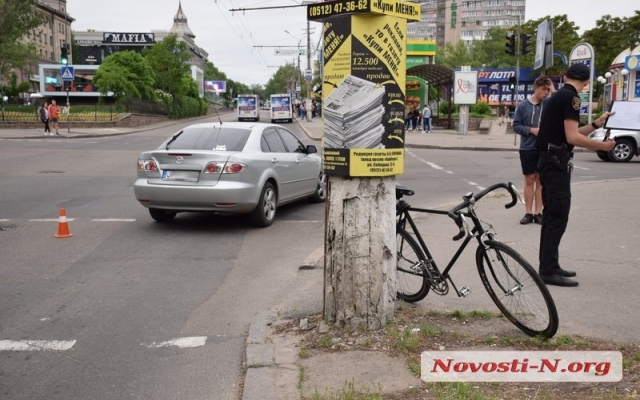 Авария на Центральном проспекте: велосипед врезался в автомобиль Фото № 1 Авария на Центральном проспекте: велосипед врезался в автомобиль Фото № 1
