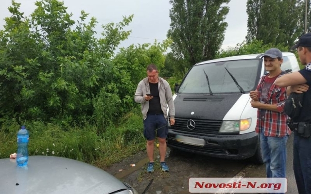 На въезде в город автомобиль врезался в столб, водитель скрылся с места дорожного инцидента Фото № 2 На въезде в город автомобиль врезался в столб, водитель скрылся с места дорожного инцидента Фото № 2