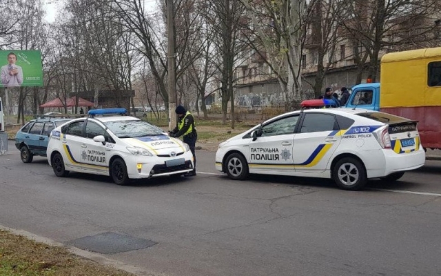 В Николаеве автомобиль ВАЗ врезался в полицейскую машину Фото № 3 В Николаеве автомобиль ВАЗ врезался в полицейскую машину Фото № 3