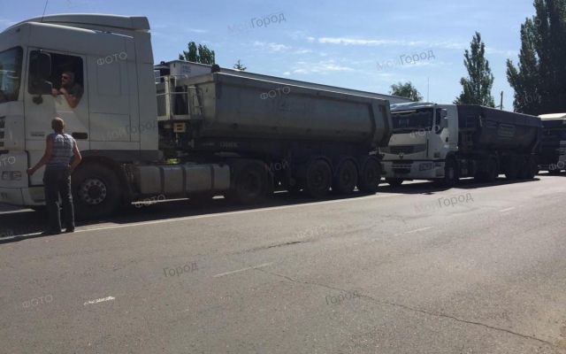 Граждане против закрытия Ульяновской общеобразовательной школы, в знак протеста они перекрыли трассу Фото № 1 Граждане против закрытия Ульяновской общеобразовательной школы, в знак протеста они перекрыли трассу Фото № 1
