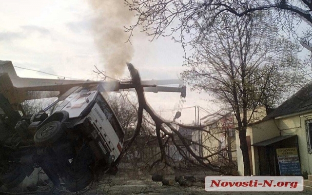 Подъемный кран перевернулся в Николаеве из-за беспечного поведения рабочих Фото № 1 Подъемный кран перевернулся в Николаеве из-за беспечного поведения рабочих Фото № 1