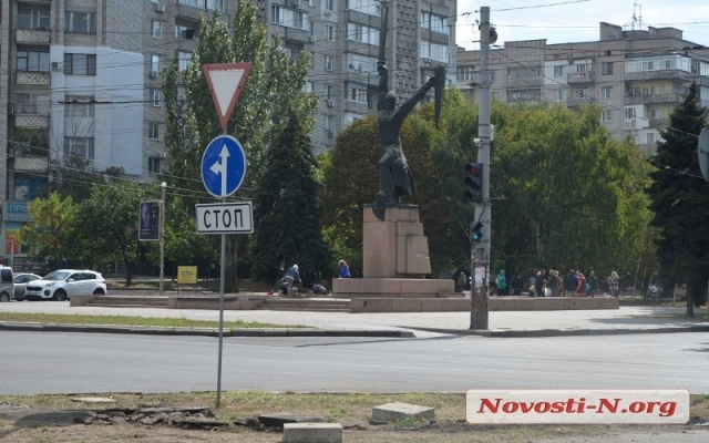 Николаевцы благоустроили клумбы вокруг памятника погибшим милиционерам Фото № 8 Николаевцы благоустроили клумбы вокруг памятника погибшим милиционерам Фото № 8