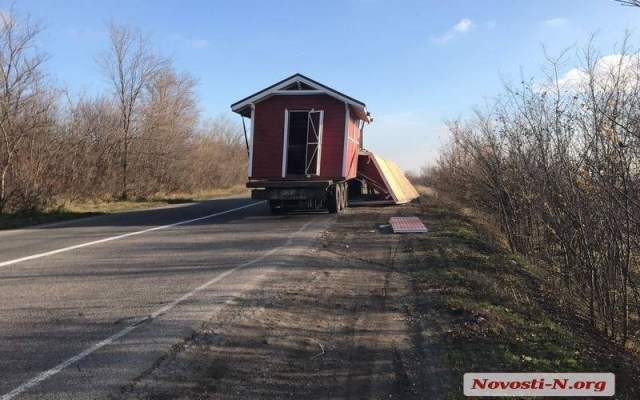 «Новогодний домик» развалился в кузове автомобиля во время доставки в Николаев Фото № 3 «Новогодний домик» развалился в кузове автомобиля во время доставки в Николаев Фото № 3