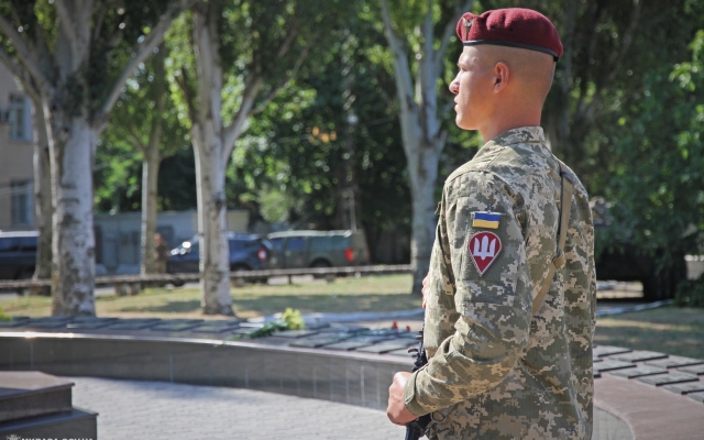 Жители Николаева почтили память павших десантников Фото № 12 Жители Николаева почтили память павших десантников Фото № 12