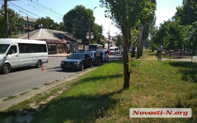 В центре Николаева ДТП: Daewoo врезался в Audi Фото № 2 В центре Николаева ДТП: Daewoo врезался в Audi Фото № 2
