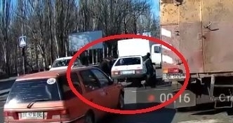 В Николаеве пешеходы прошли через салон автомобиля, остановившегося на переходе (видео) Фото № 0 В Николаеве пешеходы прошли через салон автомобиля, остановившегося на переходе (видео) Фото № 0