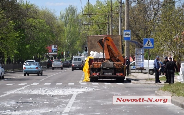 На Центральном проспекте грузовой автомобиль растерял газобетонные блоки Фото № 5 На Центральном проспекте грузовой автомобиль растерял газобетонные блоки Фото № 5