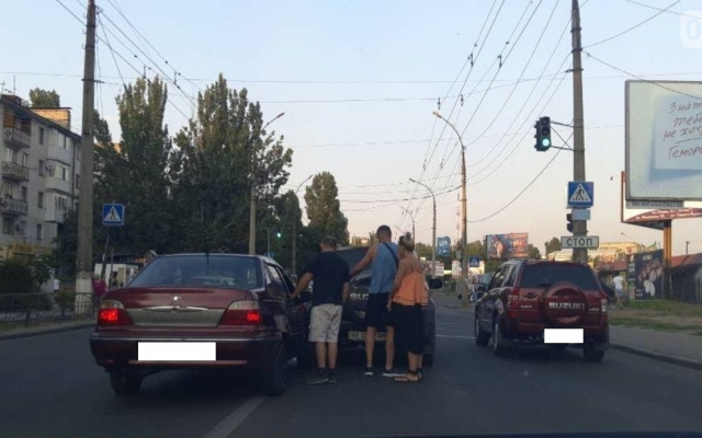 Возле остановки «Юридическая академия» автомобиль Daewoo врезался в Suzuki Фото № 0 Возле остановки «Юридическая академия» автомобиль Daewoo врезался в Suzuki Фото № 0