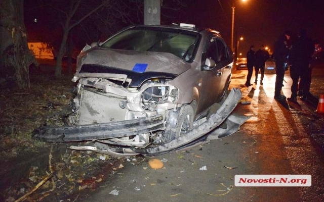 На большой скорости автомобиль врезался в столб, пьяный водитель с места аварии скрылся Фото № 10 На большой скорости автомобиль врезался в столб, пьяный водитель с места аварии скрылся Фото № 10