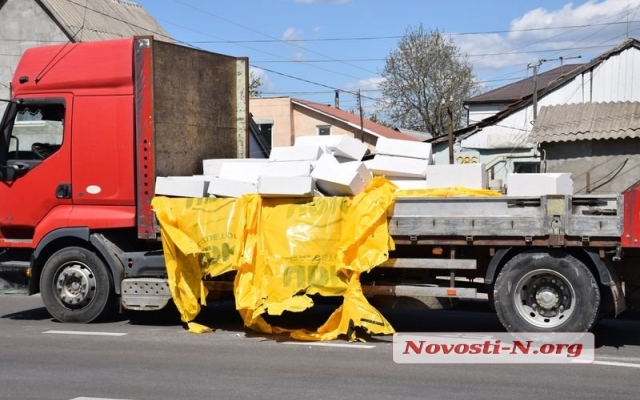 На Центральном проспекте грузовой автомобиль растерял газобетонные блоки Фото № 9 На Центральном проспекте грузовой автомобиль растерял газобетонные блоки Фото № 9