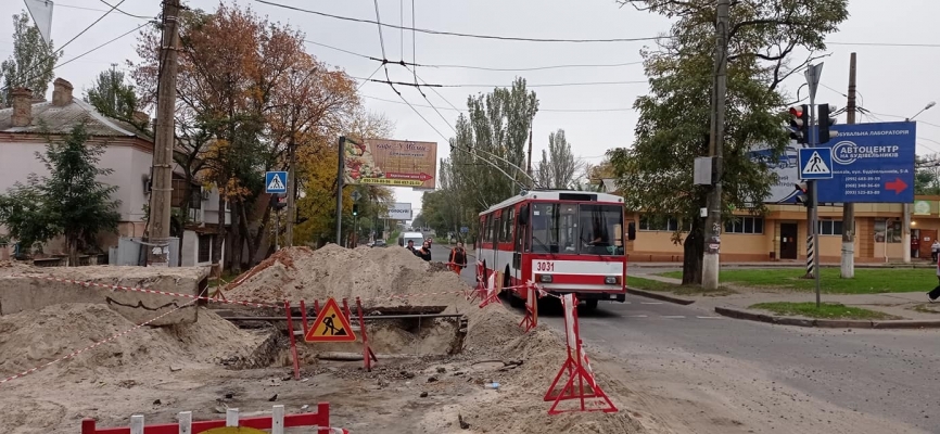 В Николаеве людям приходится толкать троллейбусы из за дорожных работ Фото № 1 В Николаеве людям приходится толкать троллейбусы из за дорожных работ Фото № 1