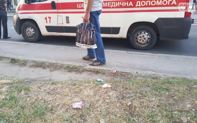 На Центральном проспекте автомобиль с иностранными номерами на пешеходном переходе сбил женщину Фото № 4 На Центральном проспекте автомобиль с иностранными номерами на пешеходном переходе сбил женщину Фото № 4