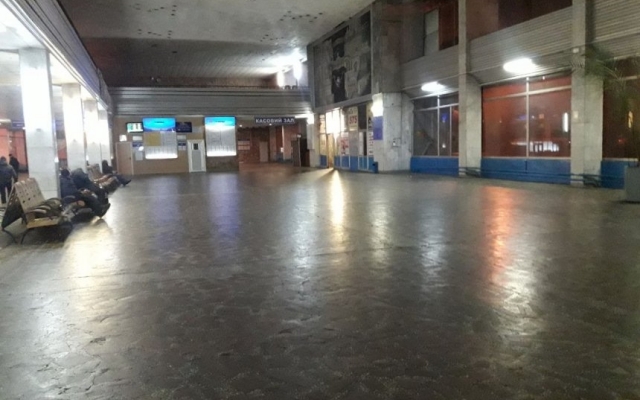 В Николаеве активисты националистической организации заставили бездомных убрать мусор на железнодорожном вокзале Фото № 7 В Николаеве активисты националистической организации заставили бездомных убрать мусор на железнодорожном вокзале Фото № 7
