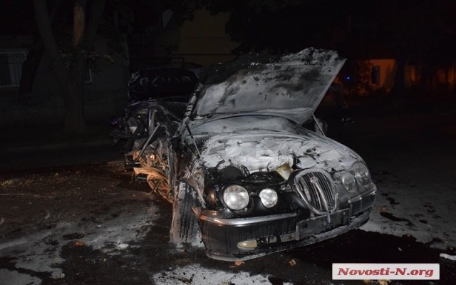 Пьяный водитель на автомобиле Jaguar, убегая от полиции, врезался в дерево, несколько раз перевернулся и загорелся Фото № 2 Пьяный водитель на автомобиле Jaguar, убегая от полиции, врезался в дерево, несколько раз перевернулся и загорелся Фото № 2