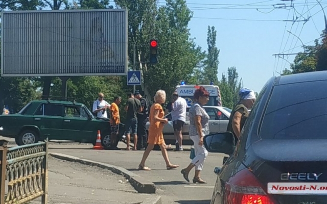 На Центральном проспекте произошла авария, движение на проспекте затруднено Фото № 2 На Центральном проспекте произошла авария, движение на проспекте затруднено Фото № 2