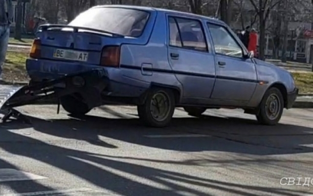 В центре Николаева образовалась пробка из-за того что Hummer врезался в «Славуту» Фото № 1 В центре Николаева образовалась пробка из-за того что Hummer врезался в «Славуту» Фото № 1