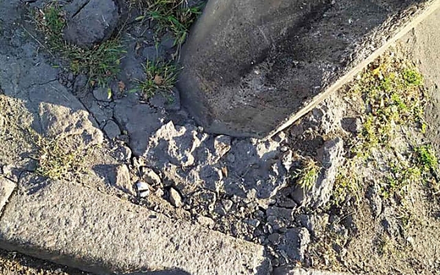 В переулке строителей фура зацепила столб и повредила несколько колес Фото № 3 В переулке строителей фура зацепила столб и повредила несколько колес Фото № 3