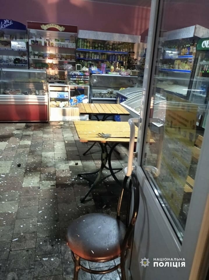 На Николаевщине в магазин кинули взрывное устройство Фото № 0 На Николаевщине в магазин кинули взрывное устройство Фото № 0