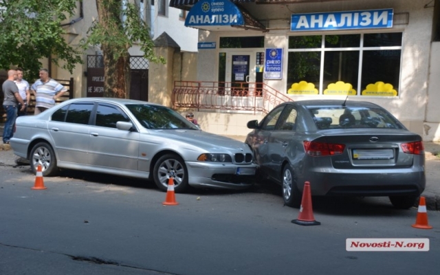 В центре Николаева водитель BMW «под кайфом» влетел в припаркованную KIA Фото № 0 В центре Николаева водитель BMW «под кайфом» влетел в припаркованную KIA Фото № 0