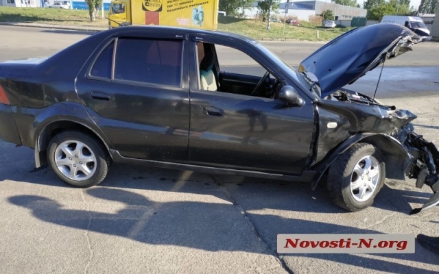 На Троицкой автомобиль без водителя выкатился с территории заправки и врезался в грузовик Фото № 2 На Троицкой автомобиль без водителя выкатился с территории заправки и врезался в грузовик Фото № 2