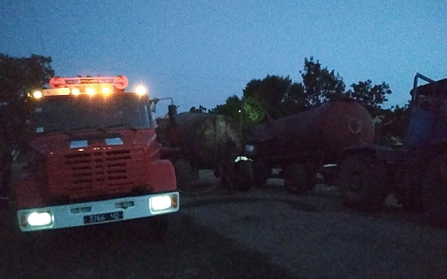 В Снигиревском районе произошел масштабный пожар, загорелась крыша над столовой и магазином Фото № 1 В Снигиревском районе произошел масштабный пожар, загорелась крыша над столовой и магазином Фото № 1