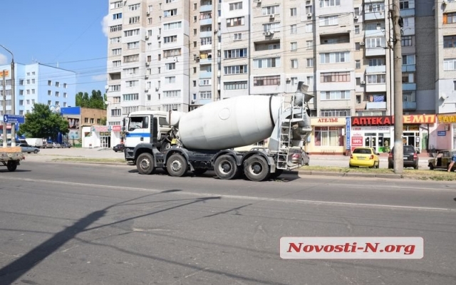 Бетономешалка врезалась в автомобиль и протащила его около 30 метров Фото № 2 Бетономешалка врезалась в автомобиль и протащила его около 30 метров Фото № 2
