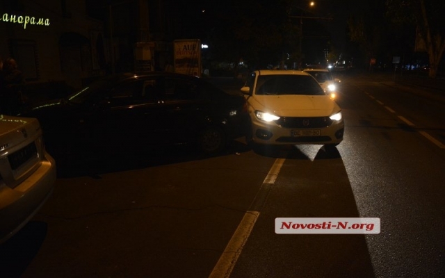 В центре Николаева произошло ДТП при участии автомобилей Fiat и Chevrolet Фото № 1 В центре Николаева произошло ДТП при участии автомобилей Fiat и Chevrolet Фото № 1
