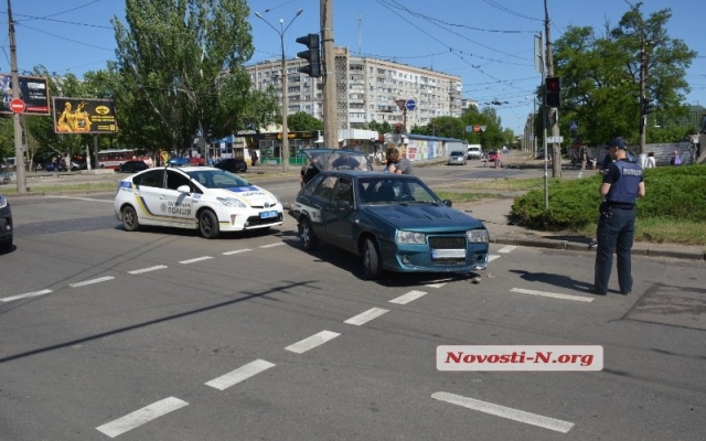 На Центральном проспекте автомобиль врезался в бордюр Фото № 3 На Центральном проспекте автомобиль врезался в бордюр Фото № 3