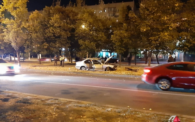 На Центральном проспекте у автомобиля на ходу лопнуло колесо, и он вылетел зеленую зону Фото № 2 На Центральном проспекте у автомобиля на ходу лопнуло колесо, и он вылетел зеленую зону Фото № 2