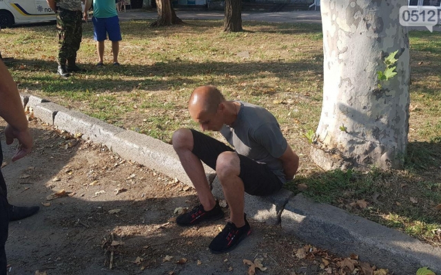На Южной мужчина совершил разбойное нападение на прохожего, ударил его палкой по голове и украл личные вещи своей жертвы Фото № 1 На Южной мужчина совершил разбойное нападение на прохожего, ударил его палкой по голове и украл личные вещи своей жертвы Фото № 1