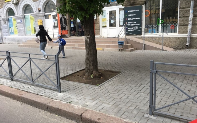 В центре города cпилили часть нового ограждения у дороги Фото № 3 В центре города cпилили часть нового ограждения у дороги Фото № 3