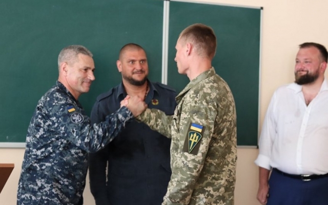 Губернатор Николаевской области Алексей Савченко вручил морпехам сертификаты на квартиры Фото № 5 Губернатор Николаевской области Алексей Савченко вручил морпехам сертификаты на квартиры Фото № 5